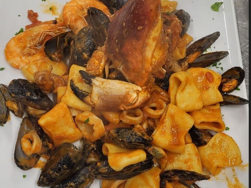 Calamarata con 1/2 granchio e frutti di mare